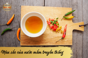 BẠN ĐÃ HIỂU ĐÚNG VỀ MÀU SẮC CỦA CHAI NƯỚC MẮM TRUYỀN THỐNG CHẤT LƯỢNG